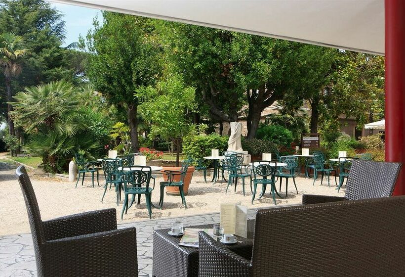 Fotos del hotel The Church Village:  10