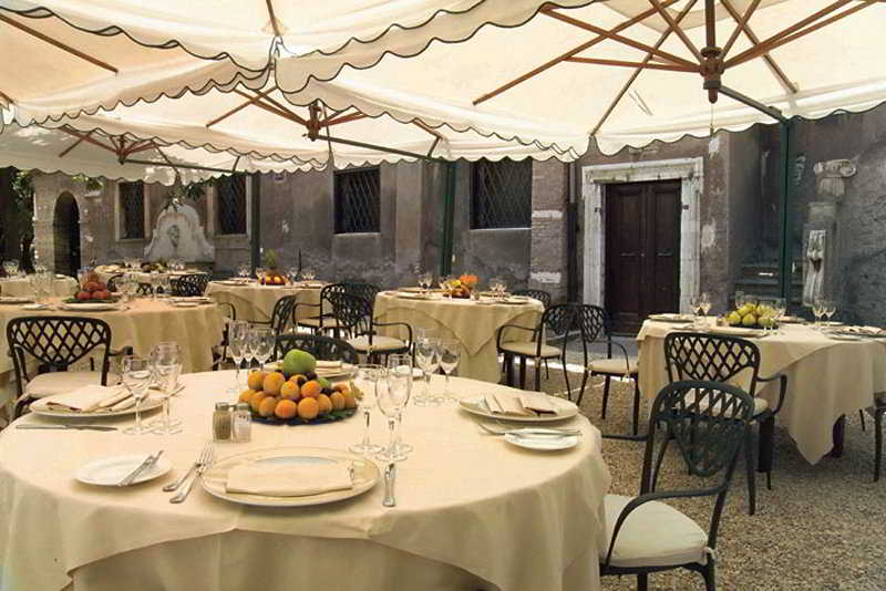 Fotos del hotel The Church Village:  3